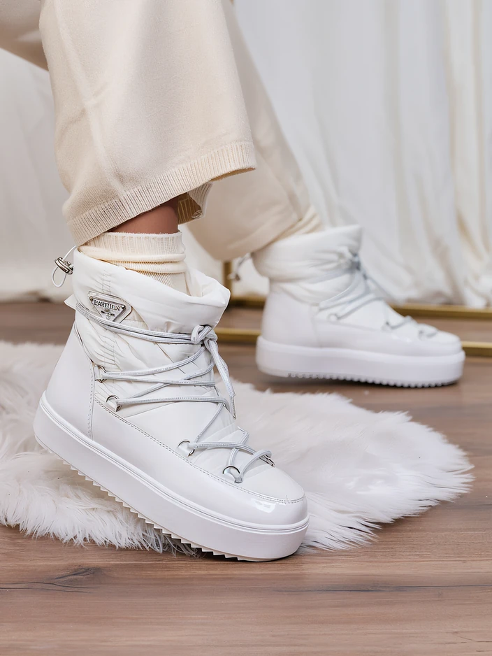 Royalfashion Дамски ботуши a'la snow boots в бяло Vevnose