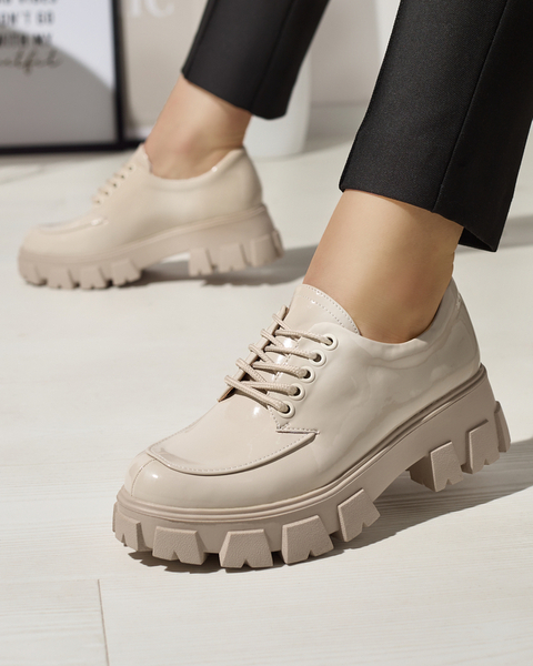 Jasnobeżowe damskie lakierowane półbuty sznurowane Ginara - Obuwie