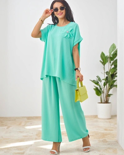 Royalfashion Женски комплект с къси ръкави, декоративно цвете и широки панталони