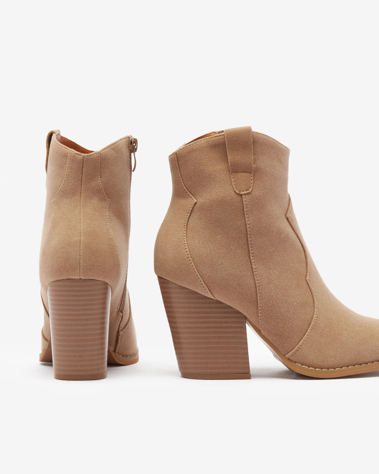 Royalfashion Бежови дамски ботуши с изолация Diva Charms