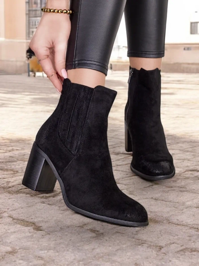 Royalfashion Дамски боти от еко велур на блок ток Cesios