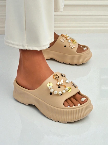 Royalfashion Дамски гумени сандали с украси Slash Glam