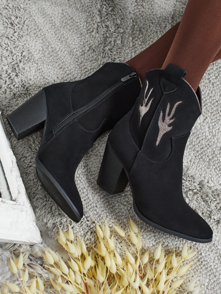 Дамски каубойски ботуши на ток с декоративни вложки Cendria