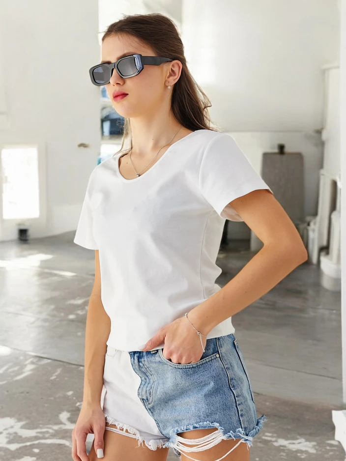 Рокля на модата Дамска памучна тениска с дантела на гърба