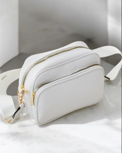 Светло бежово || бял