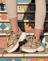 светлокафяв