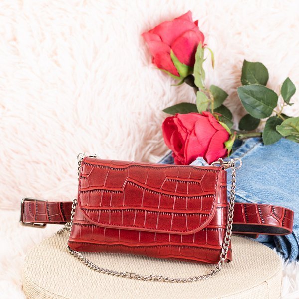 Bordowa torebka typu nerka a'la skóra węża - Akcesoria