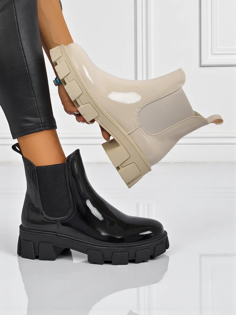 Royalfashion Боти на масивна подметка от еко лакирана кожа Calista Weide