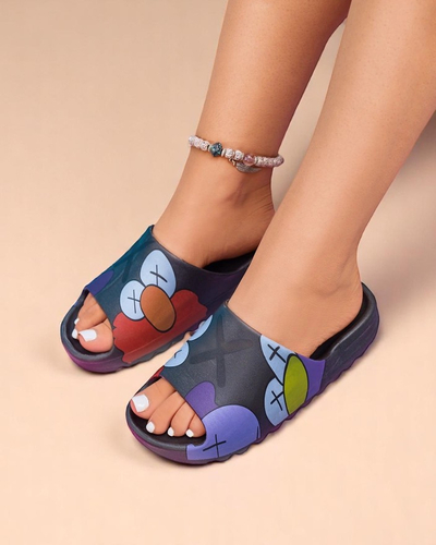 Czarne gumowe klapki damskie z printem Pfizz- Obuwie