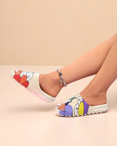 Kremowe gumowe klapki damskie z printem Pfizz- Obuwie