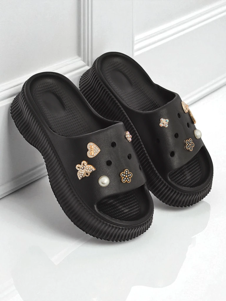 Royalfashion Дамски гумени чехли с декорации Slash Glam