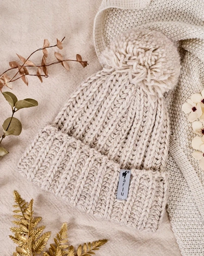 Шапка с пискюл за жени на Royalfashion