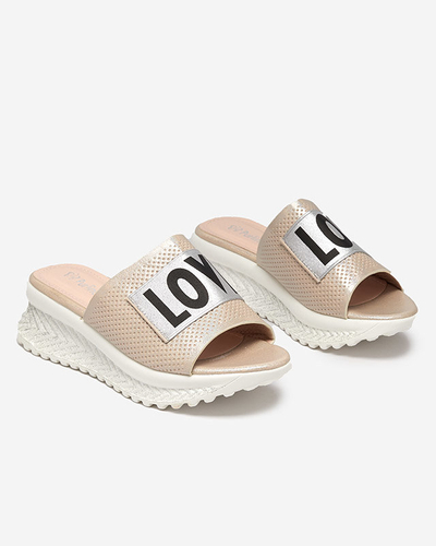 Beżowe błyszczące klapki damskie z napisem Sosha- Obuwie