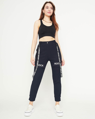 Granatowe damskie materiałowe spodnie typu bojówki z szelkami - Odzież