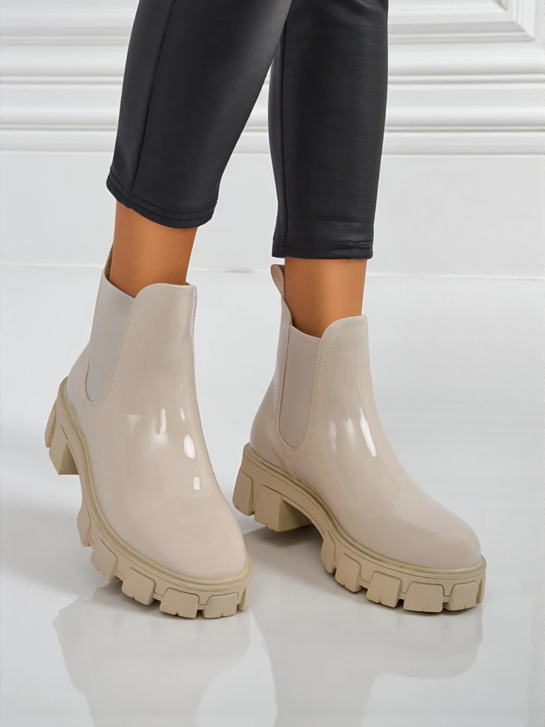 Royalfashion Боти на масивна подметка от еко лакирана кожа Calista Weide