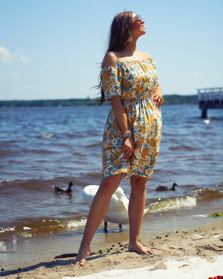 Royalfashion Дамска мини рокля с флорални мотиви a'la hiszpanka в бежово