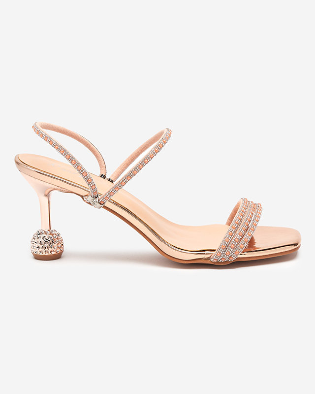 Różowo- złote lakierowane klapki na niskim obcasie Lakopi- Obuwie