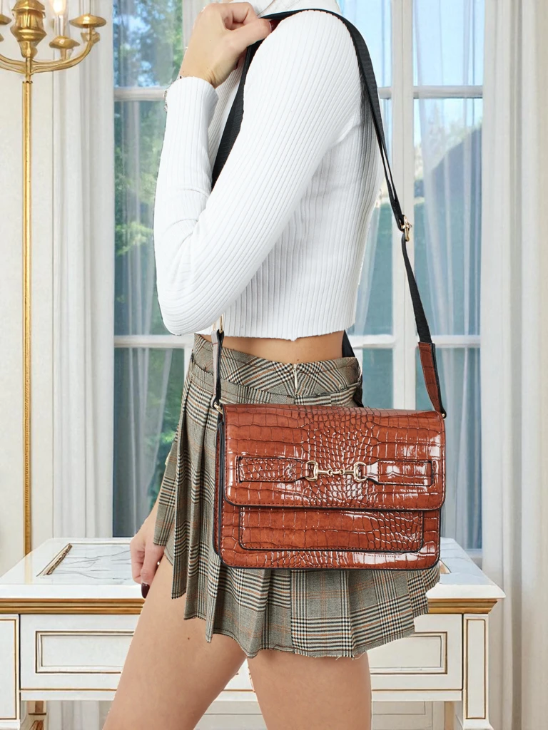 Лакирана малка дамска чанта от еко кожа Lunisse