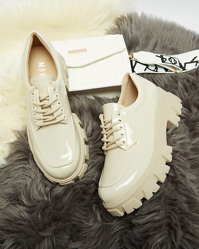 Jasnobeżowe damskie lakierowane półbuty sznurowane Ginara - Obuwie