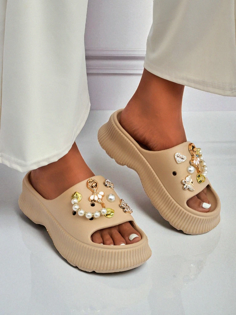 Royalfashion Дамски гумени сандали с украси Slash Glam