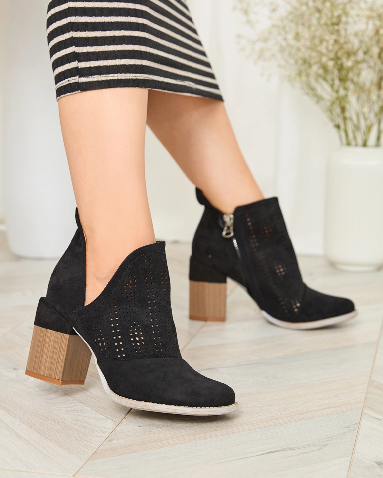 Royalfashion Ажурни ботуши в черно Revivela