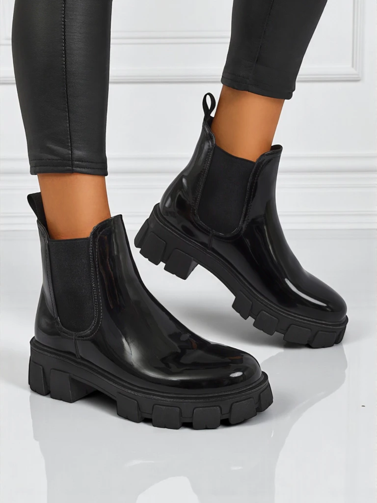 Royalfashion Боти на масивна подметка от еко лакирана кожа Calista Weide