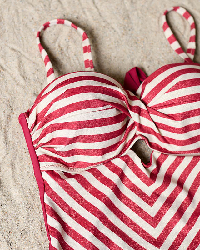 Дамски бански костюм от една част на червени райета- Бельо