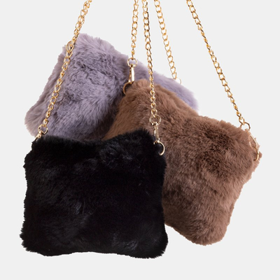 Czarna futrzana torebka na złotym łańcuszku - Akcesoria