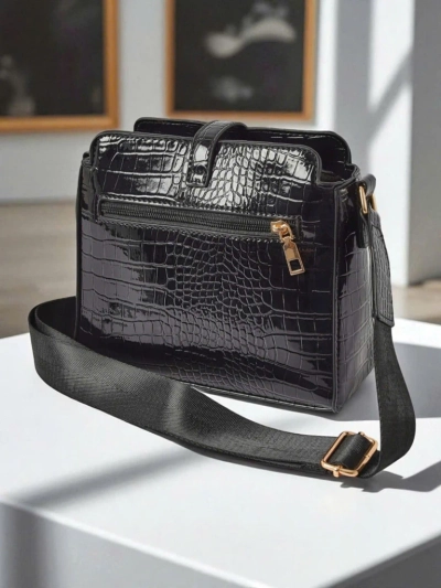 Дамска чанта Callista Black – малка чанта през рамо от еко лачена кожа