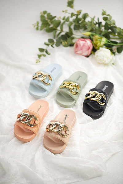 Niebieskie damskie pikowane klapki ze złotym łańcuszkiem Eteris - Obuwie