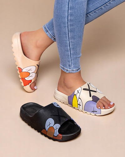 Kremowe gumowe klapki damskie z printem Pfizz- Obuwie