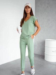 тъмнозелено