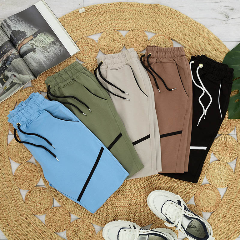 Damskie spodnie dresowe w kolorze niebieskim- Odzież