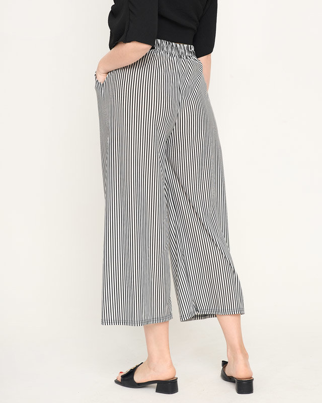 Białe spodnie damskie materiałowe w paski - Odzież