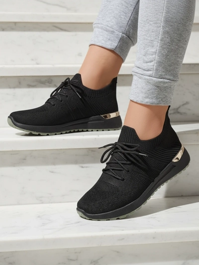 Дамски маратонки Mistrale в черен цвят с плосък ток