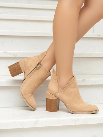 Jasnobrązowe damskie botki z wycięciami Plinara - Obuwie