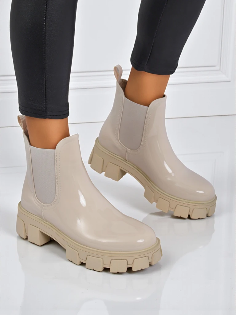 Royalfashion Боти на масивна подметка от еко лакирана кожа Calista Weide