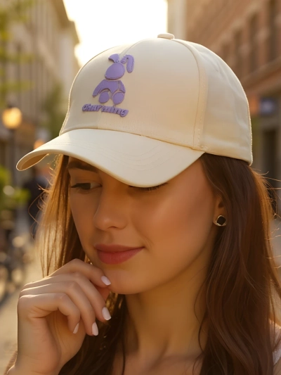 Royalfashion Шапка с апликация на заек с намигащо око