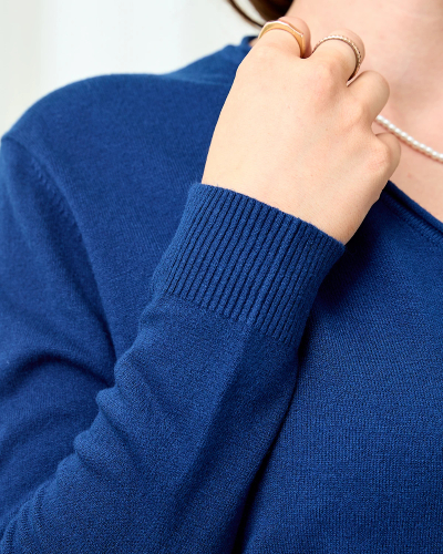 Royalfashion Дамски тъмносин пуловер с деколте