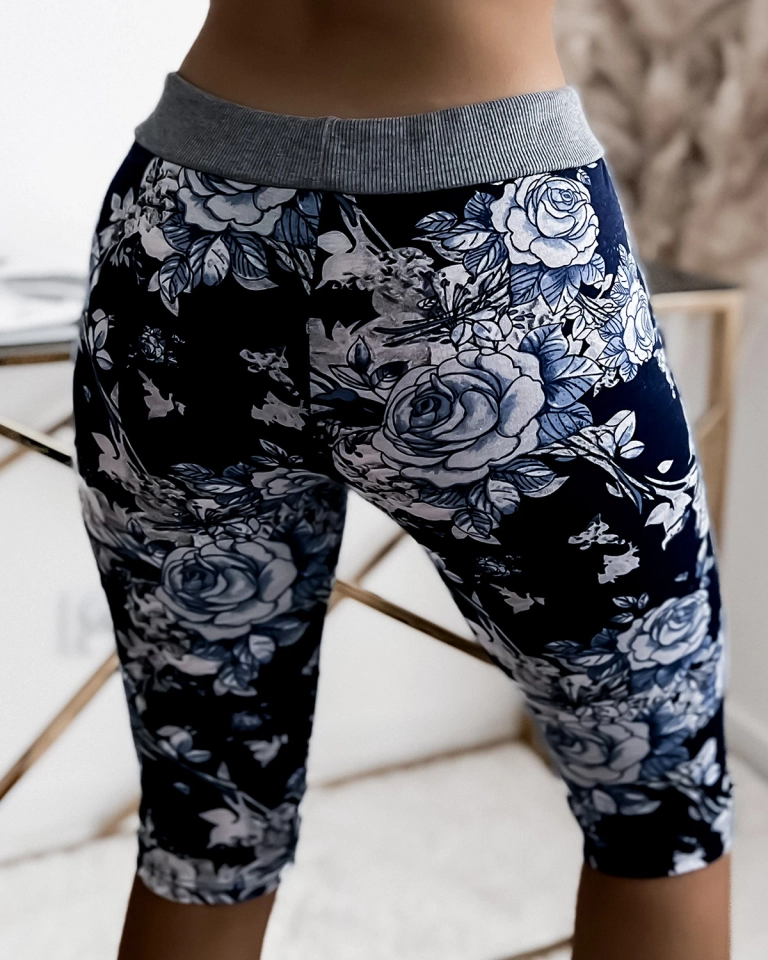 Granatowo- niebieskie damskie spodenki 3/4 z kwiatowym wzorem PLUS SIZE - Odzież