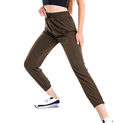 Zielone spodnie dresowe damskie z napisem - Odzież