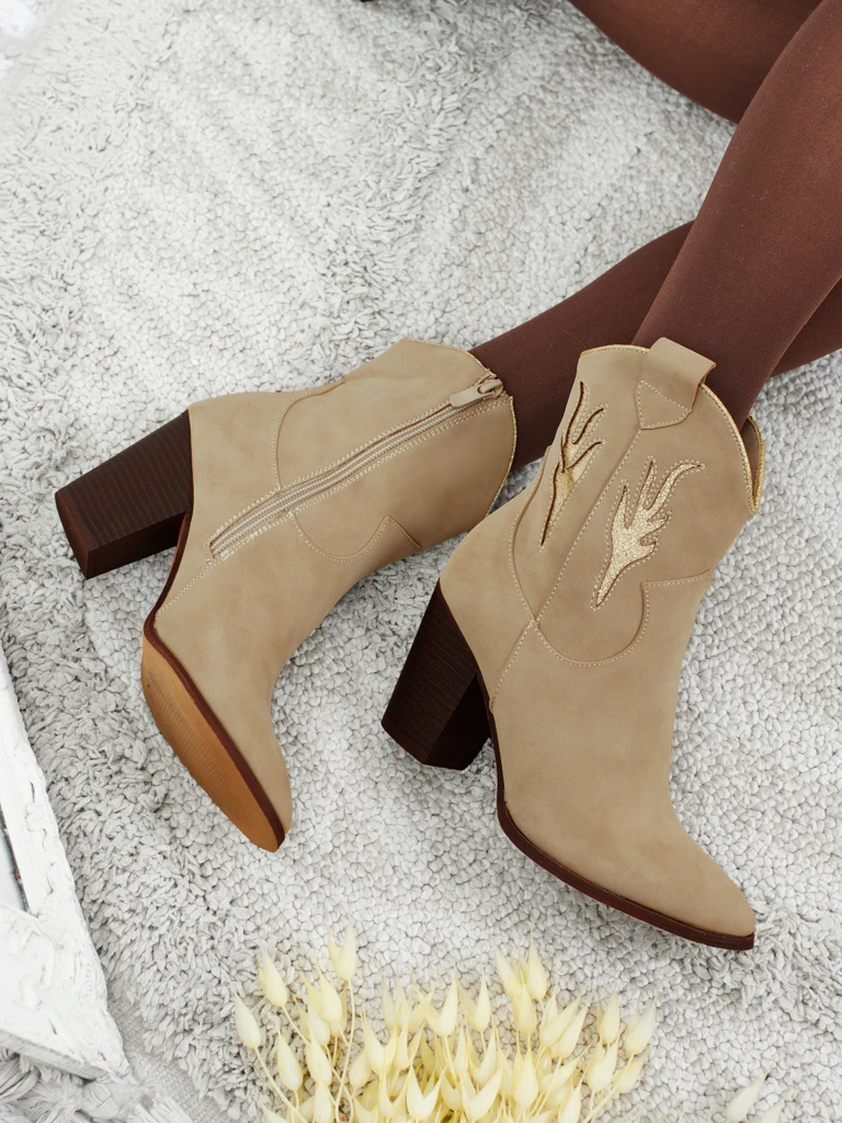 Дамски каубойски ботуши на ток с декоративни вложки Cendria