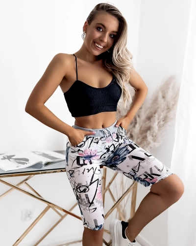 Biało- niebieskie spodenki damskie 3/4 z printem PLUS SIZE- Odzież