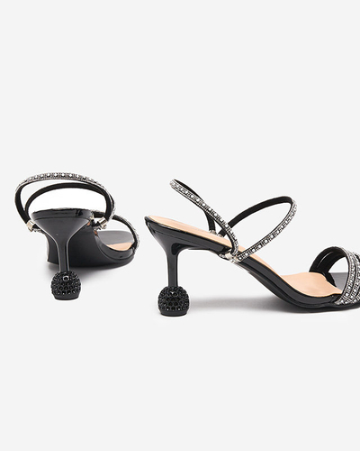 Czarne lakierowane klapki na niskim obcasie Lakopi- Obuwie