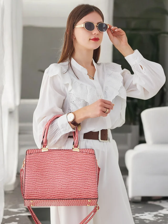 Royalfashion Елегантна дамска чанта, изработена от лакова кожа с релеф.