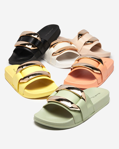 Beżowe damskie klapki ze złotą ozdobą Serina - Obuwie