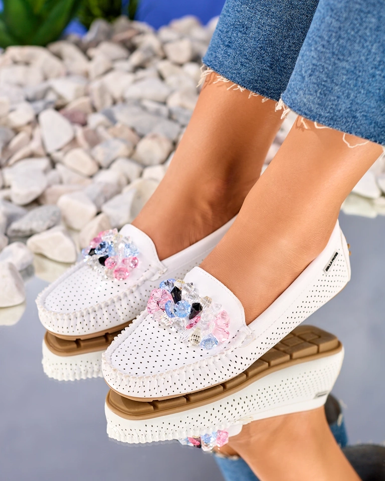Royalfashion Дамски ажурни мокасини в бяло с декоративни кристали Cizzas