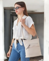 Светло бежово || бежов