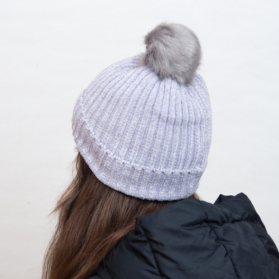 Сива изолирана шапка с бели райета и помпон - Аксесоари