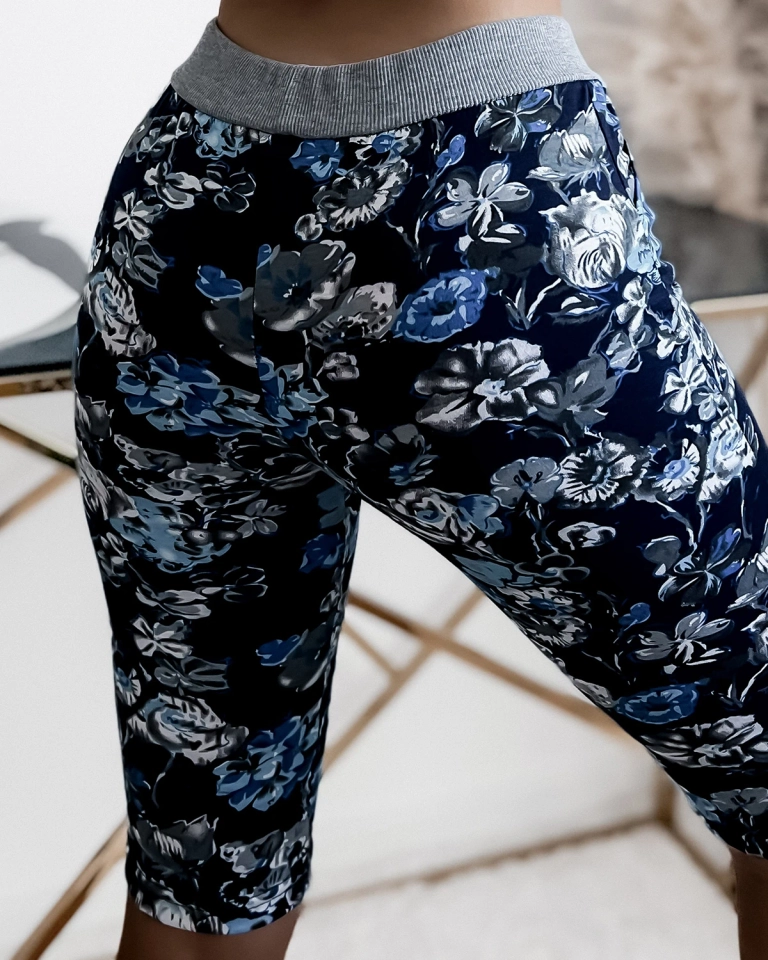 Damskie spodenki 3/4 w granatowym kolorze i w kwiaty PLUS SIZE - Odzież